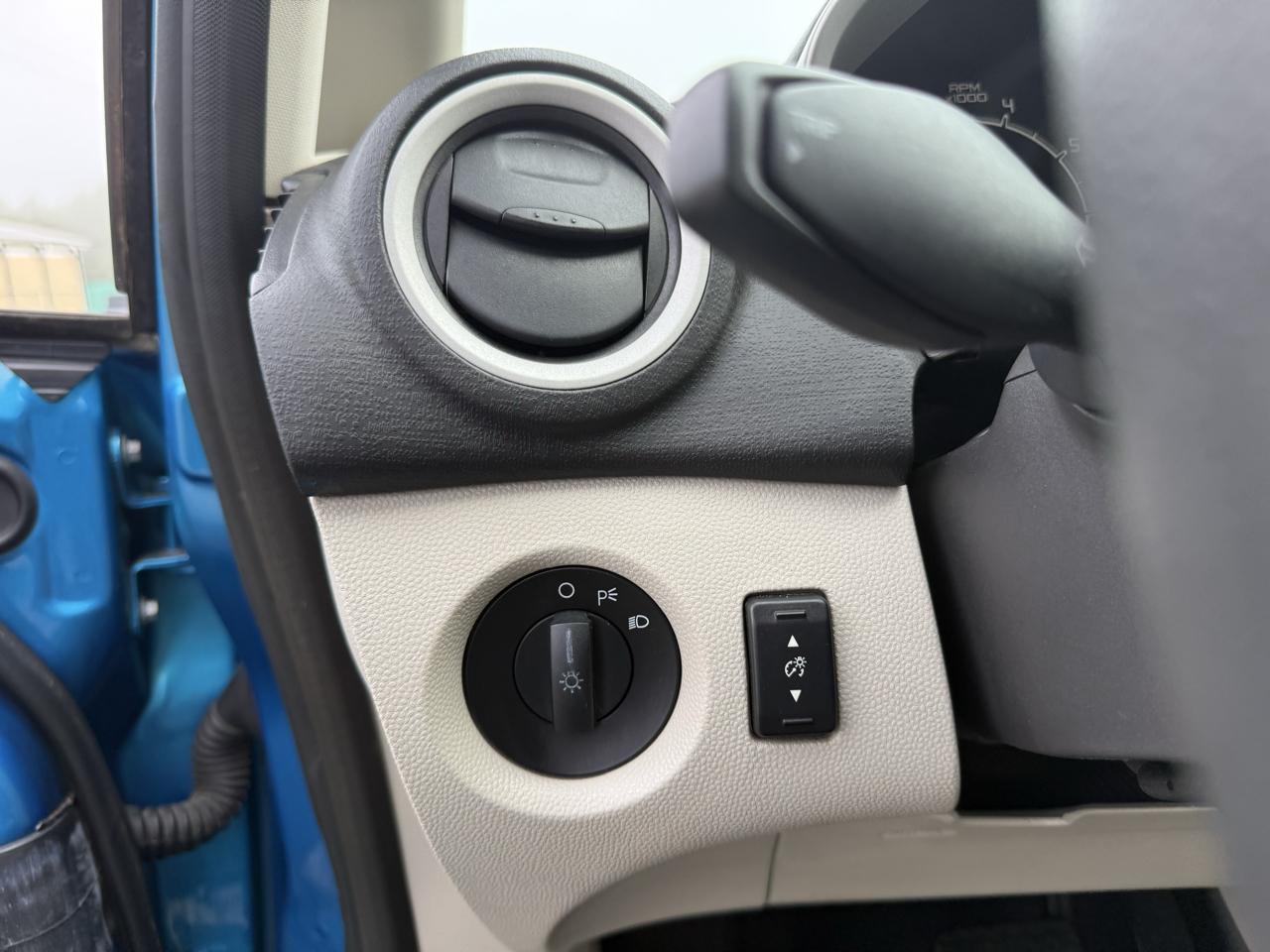 Ford Fiesta SE Sedan 2012