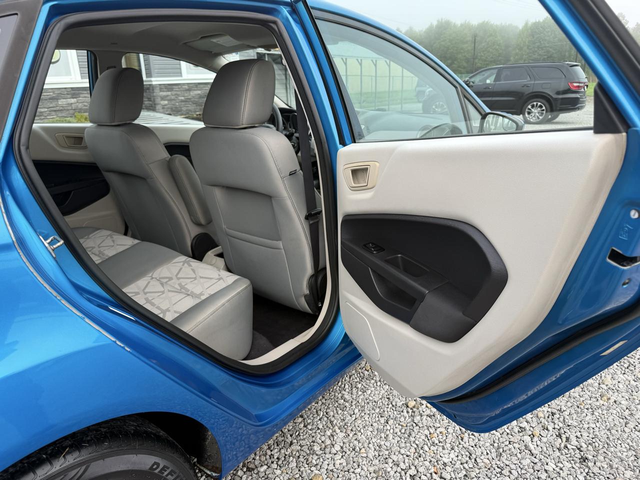 Ford Fiesta SE Sedan 2012