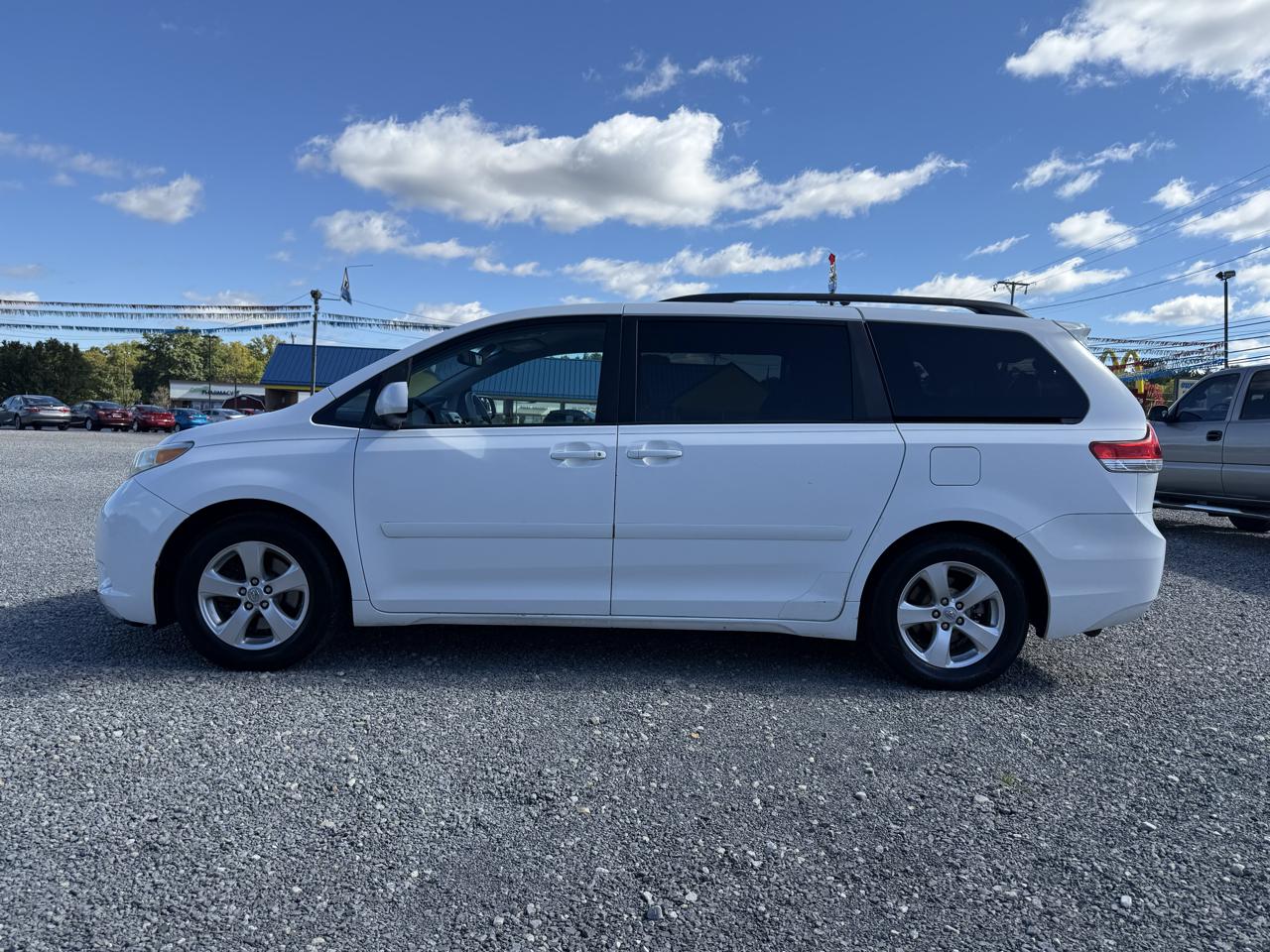 Toyota Sienna LE 8-Pass V6 2011