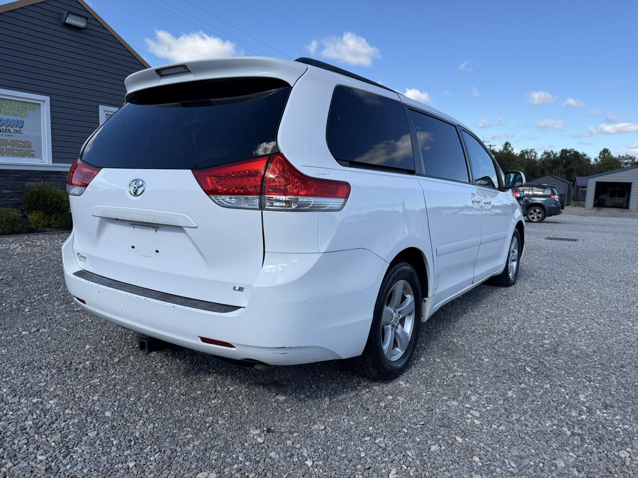 Toyota Sienna LE 8-Pass V6 2011