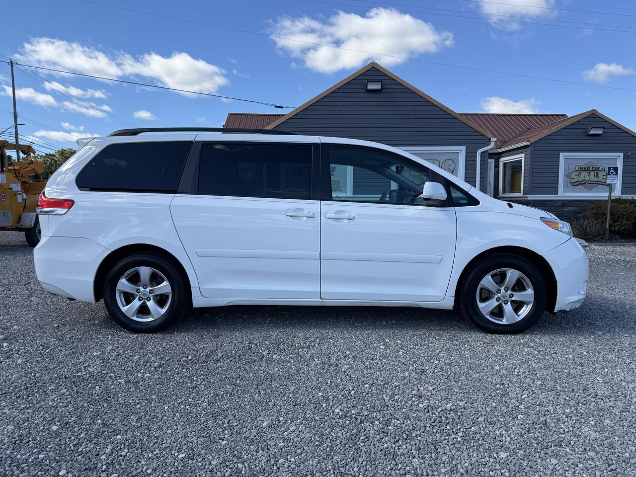 Toyota Sienna LE 8-Pass V6 2011