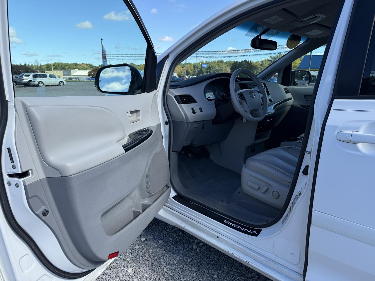 Toyota Sienna LE 8-Pass V6 2011