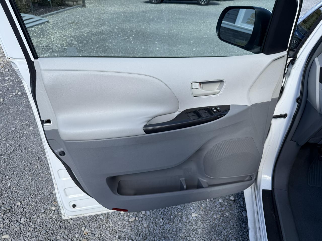 Toyota Sienna LE 8-Pass V6 2011