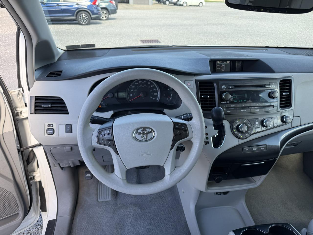 Toyota Sienna LE 8-Pass V6 2011