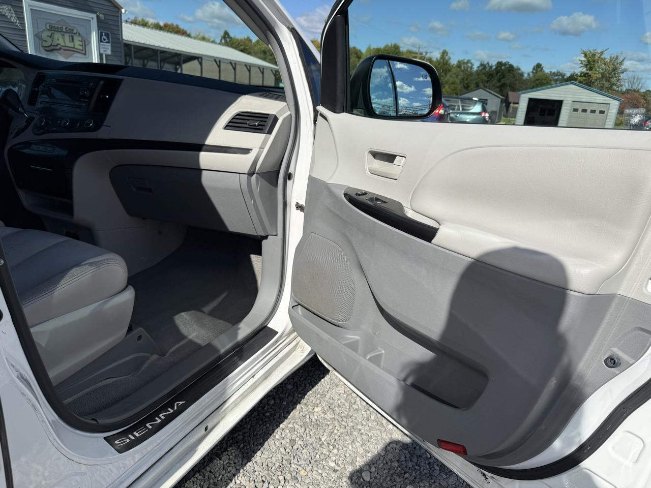Toyota Sienna LE 8-Pass V6 2011