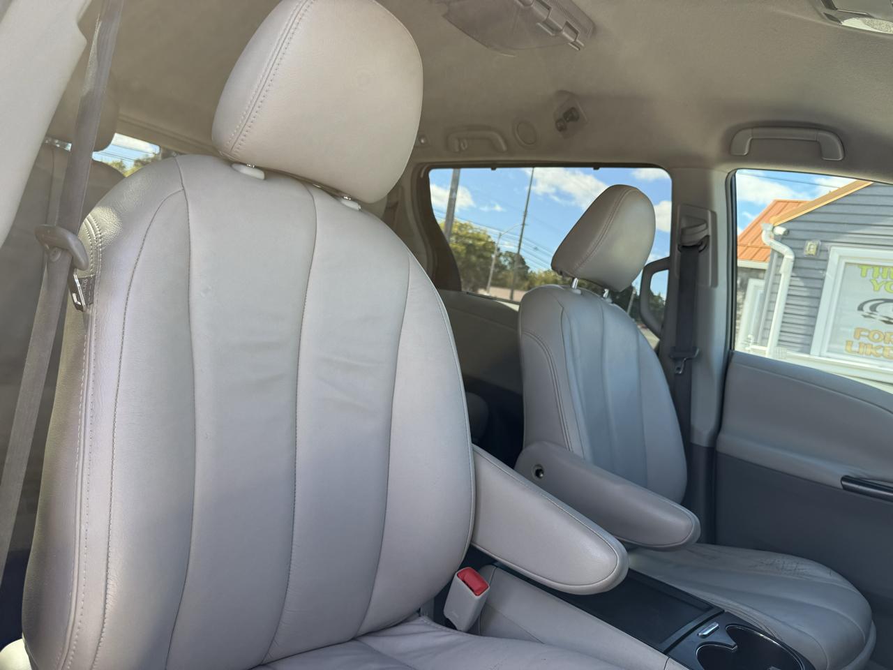 Toyota Sienna LE 8-Pass V6 2011