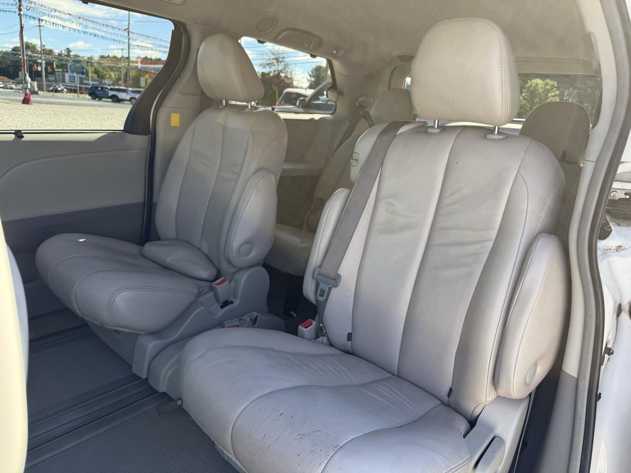 Toyota Sienna LE 8-Pass V6 2011