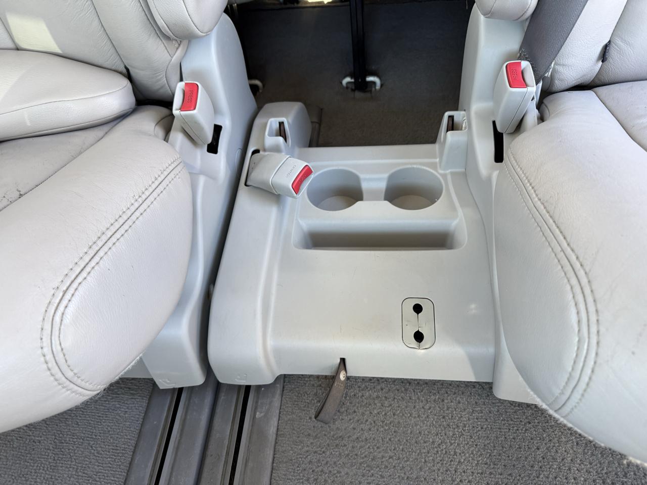 Toyota Sienna LE 8-Pass V6 2011