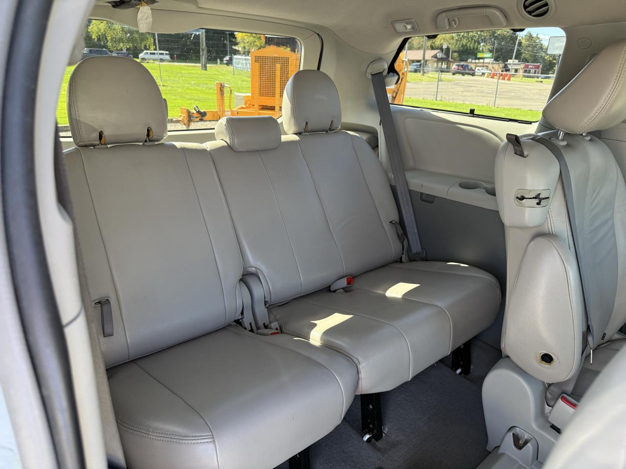 Toyota Sienna LE 8-Pass V6 2011