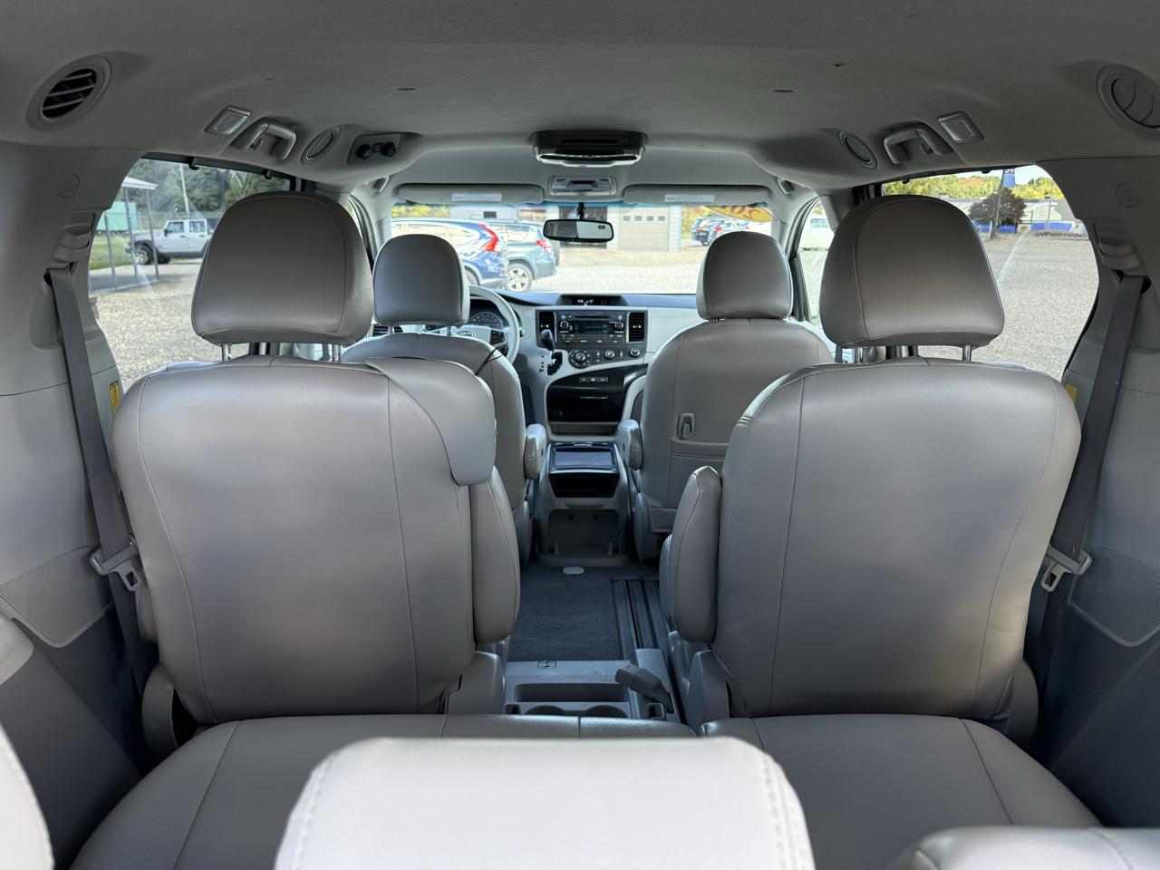 Toyota Sienna LE 8-Pass V6 2011