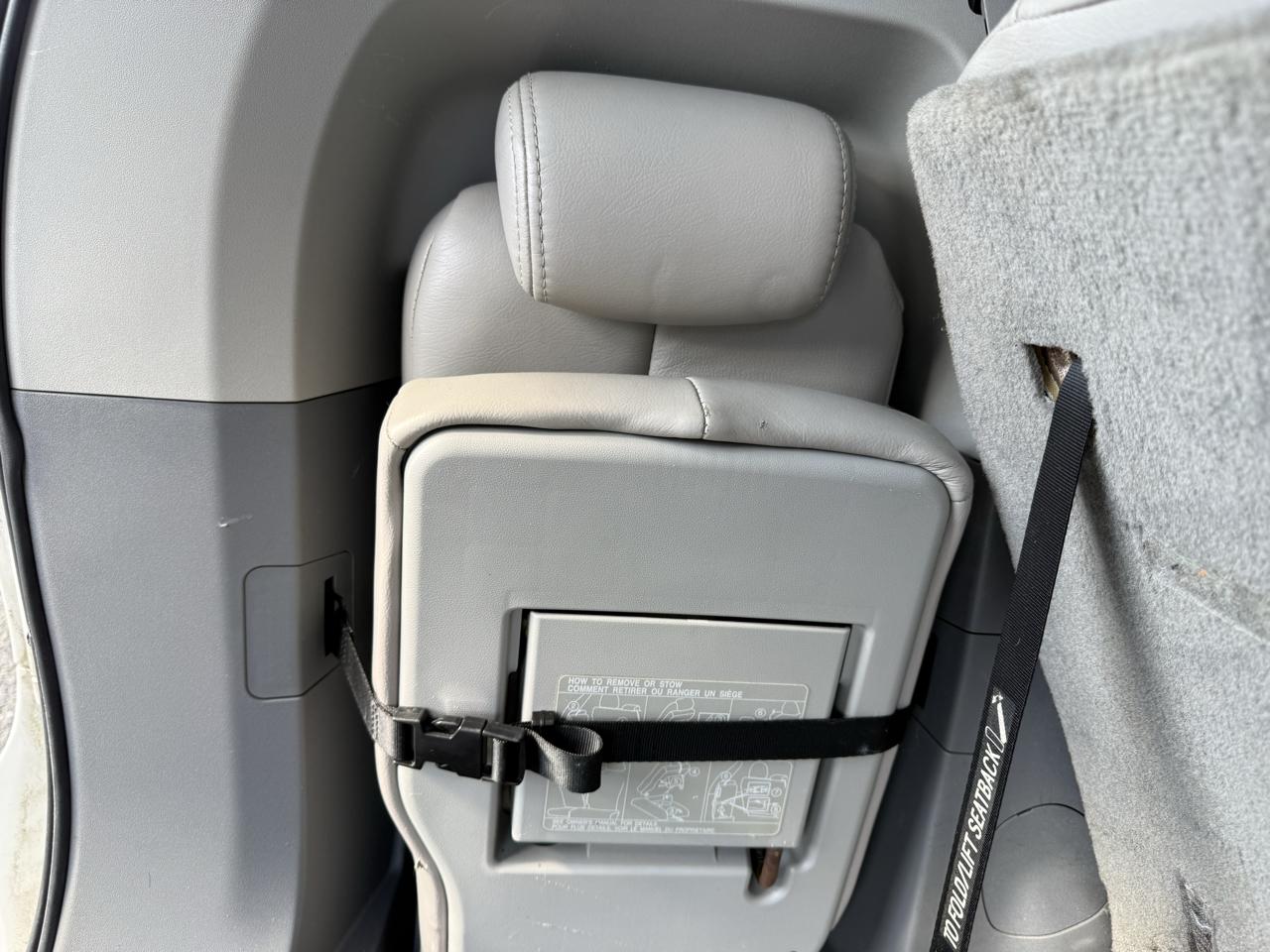 Toyota Sienna LE 8-Pass V6 2011