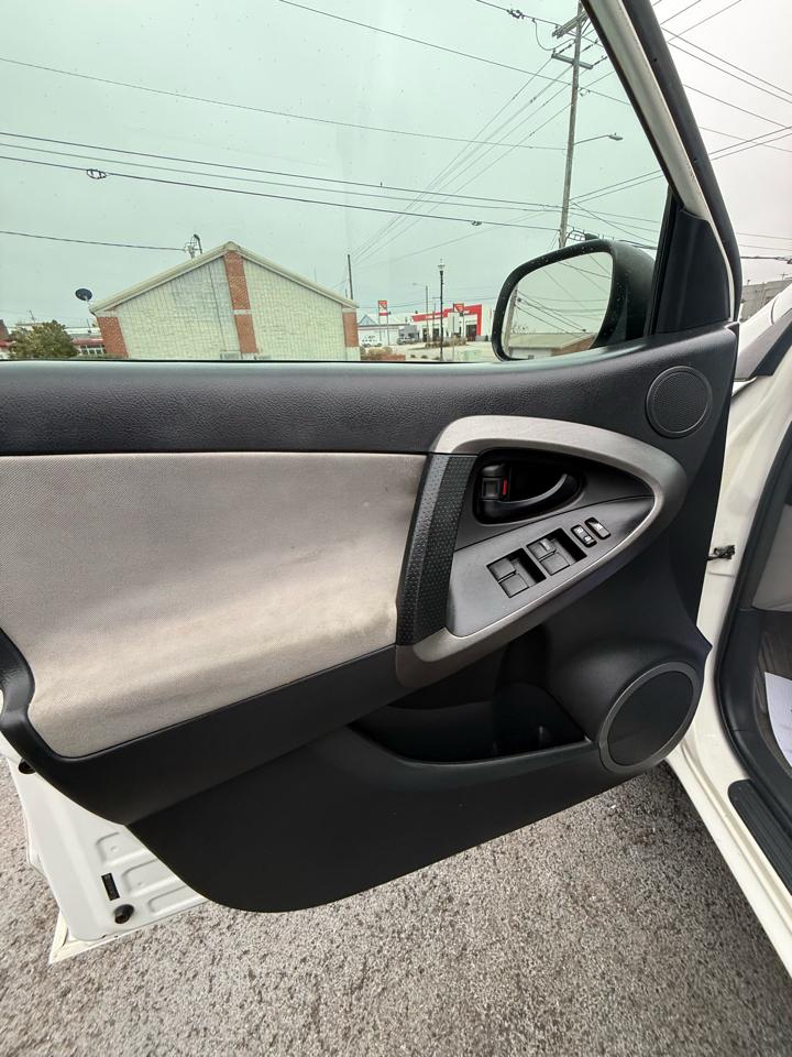 Toyota RAV4 Base I4 2WD 2012