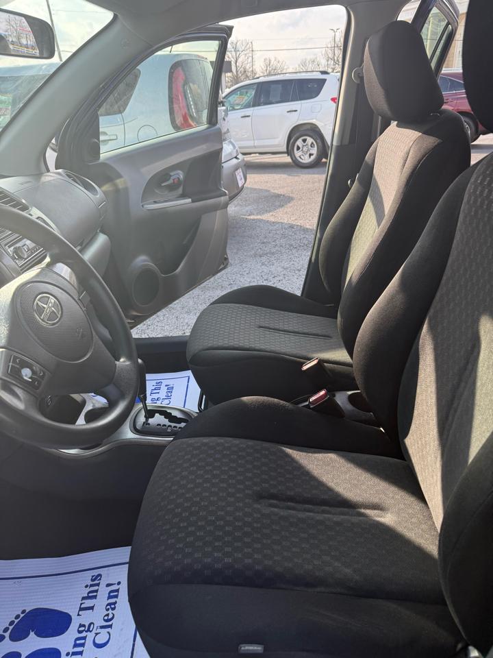 Scion xD 5-Door Hatchback 4-Spd AT 2013