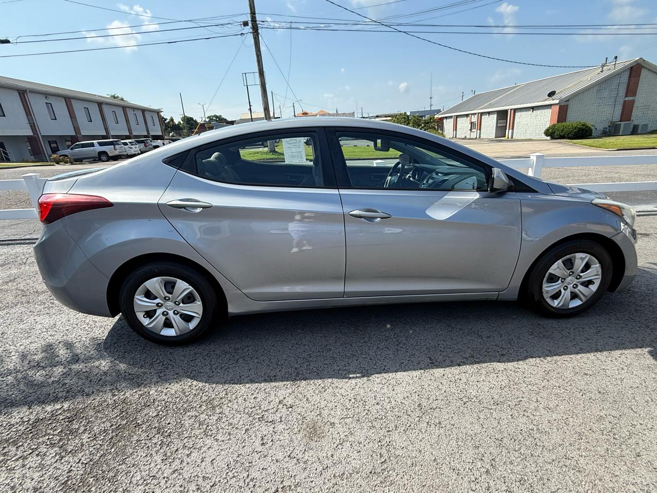 Hyundai Elantra SE 6AT 2016