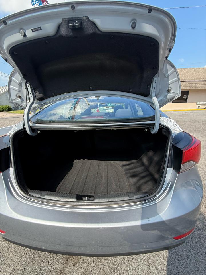 Hyundai Elantra SE 6AT 2016