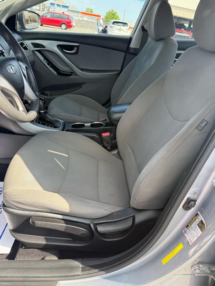 Hyundai Elantra SE 6AT 2016