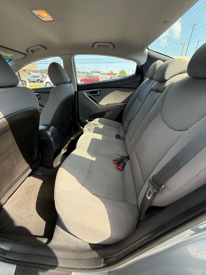 Hyundai Elantra SE 6AT 2016