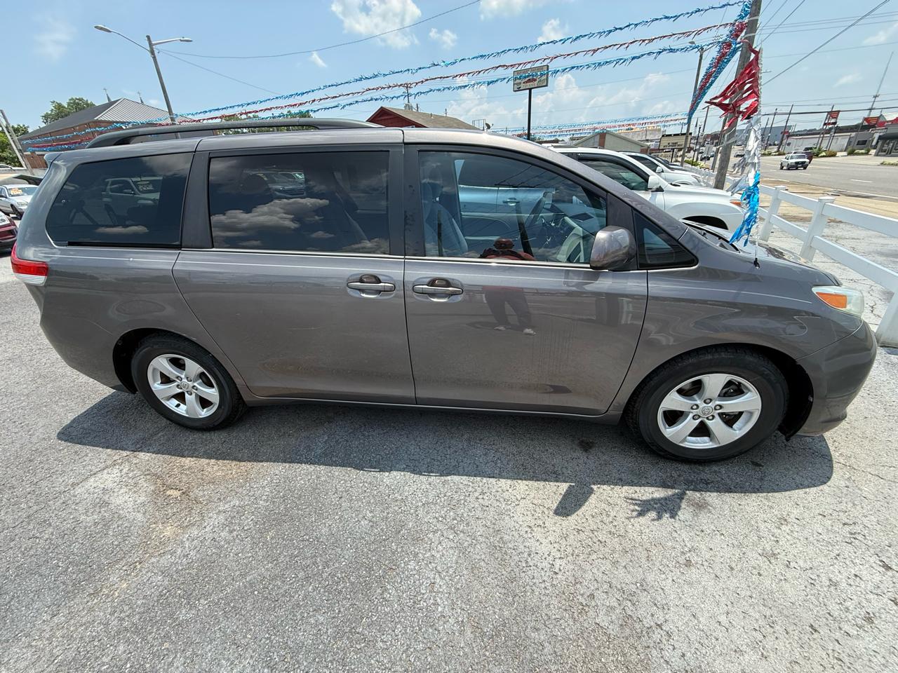 Toyota Sienna LE FWD 8-Passenger V6 2013
