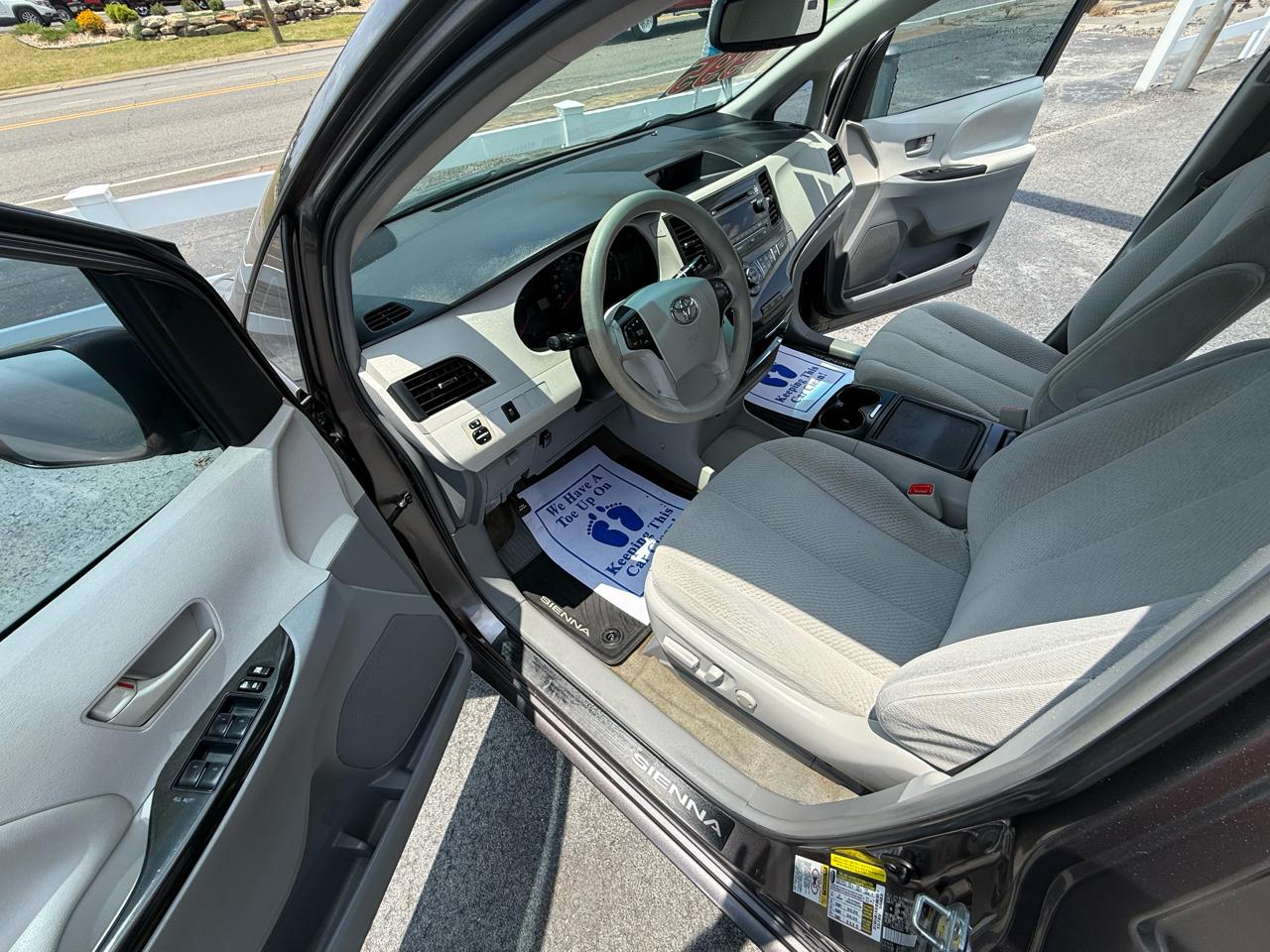 Toyota Sienna LE FWD 8-Passenger V6 2013