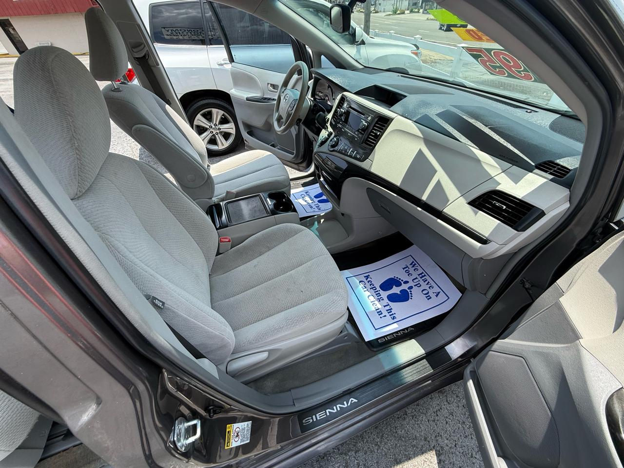Toyota Sienna LE FWD 8-Passenger V6 2013