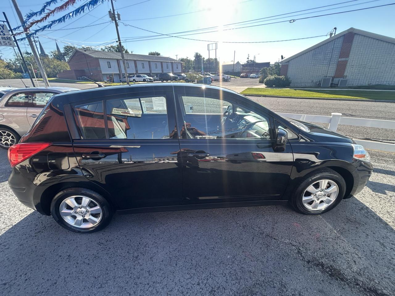 Nissan Versa 1.8 S Hatchback 2012