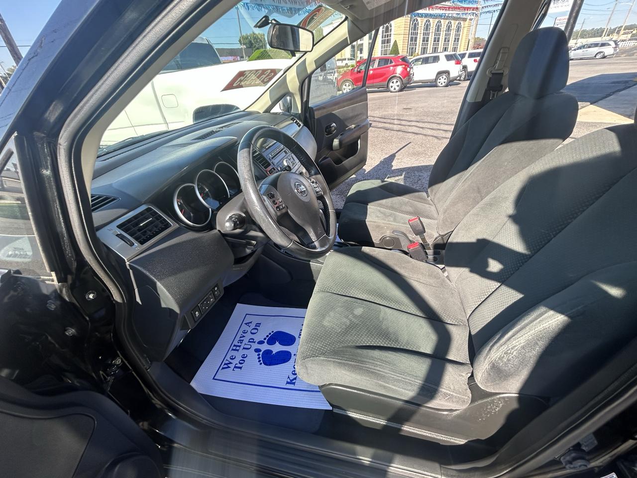 Nissan Versa 1.8 S Hatchback 2012