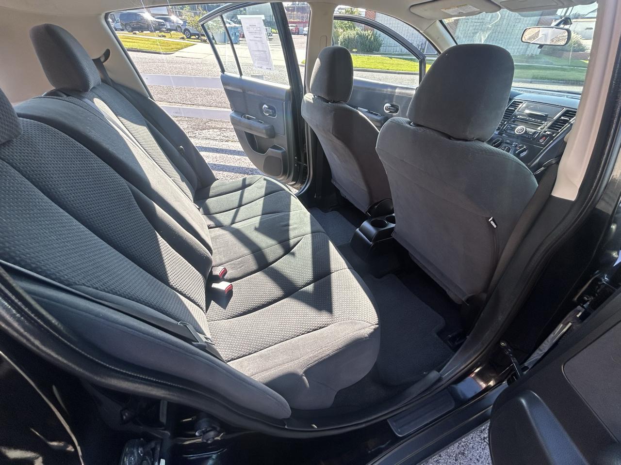Nissan Versa 1.8 S Hatchback 2012