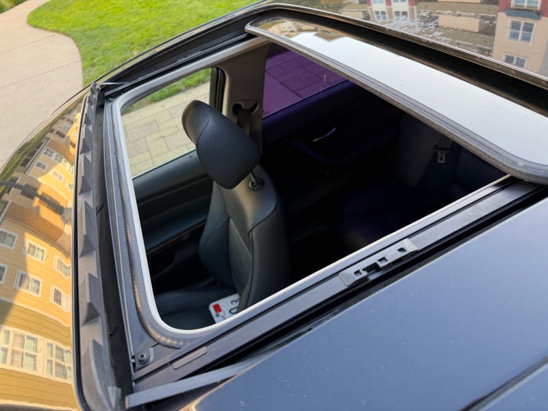 BMW 3-Series 330i Sedan 2006