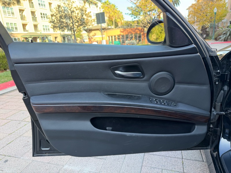 BMW 3-Series 330i Sedan 2006