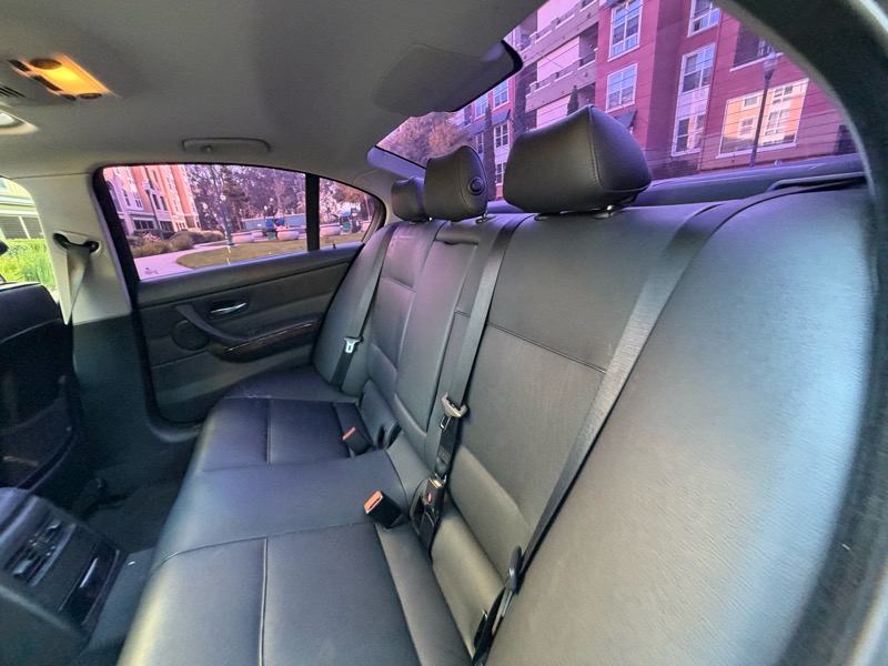 BMW 3-Series 330i Sedan 2006