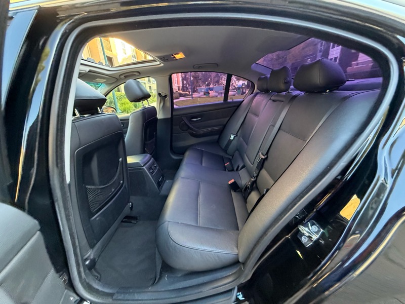 BMW 3-Series 330i Sedan 2006