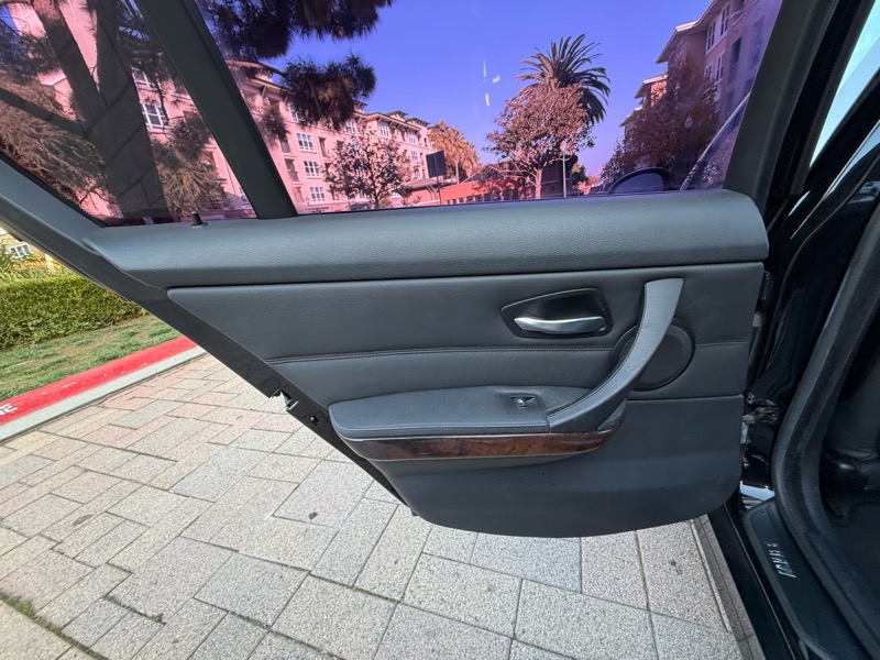 BMW 3-Series 330i Sedan 2006