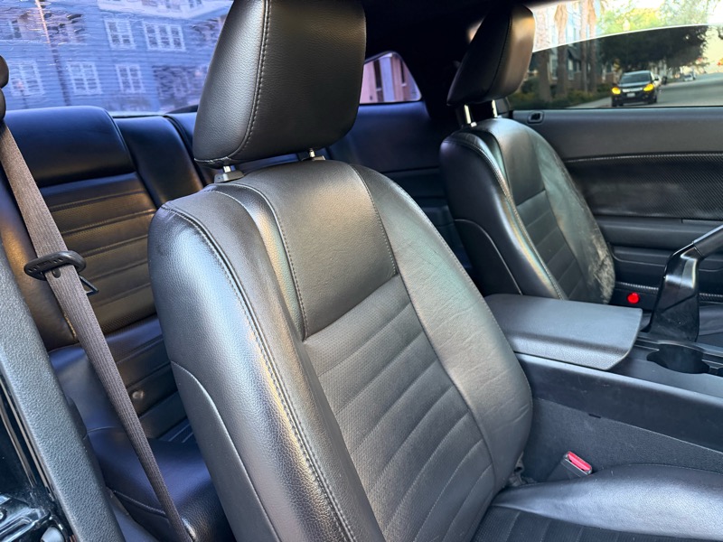 Ford Mustang GT Deluxe Coupe 2006