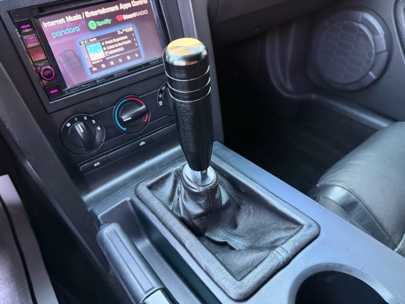 Ford Mustang GT Deluxe Coupe 2006