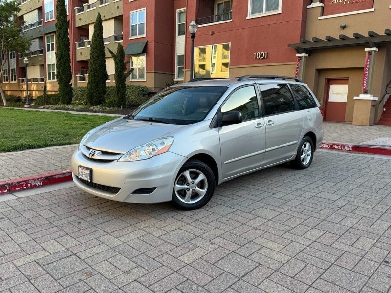 Toyota Sienna LE 7-Passenger Seating 2010