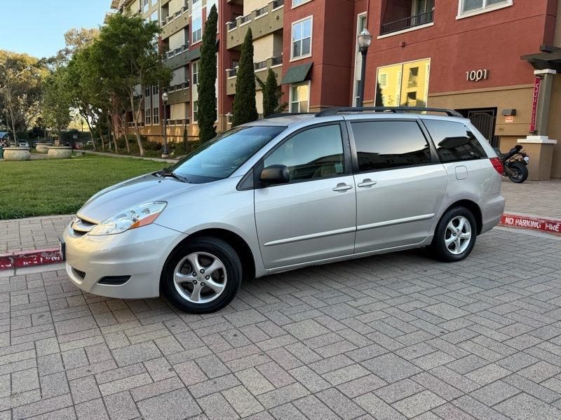 Toyota Sienna LE 7-Passenger Seating 2010