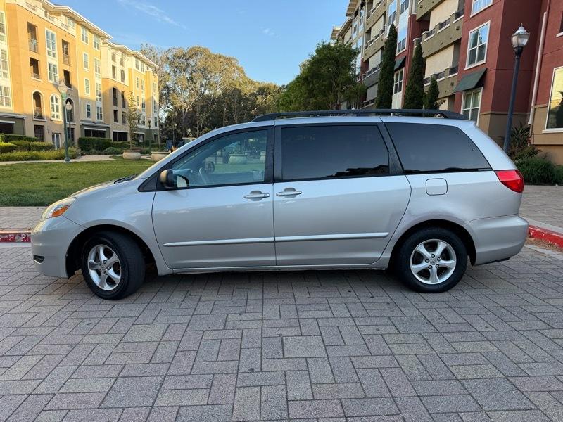 Toyota Sienna LE 7-Passenger Seating 2010