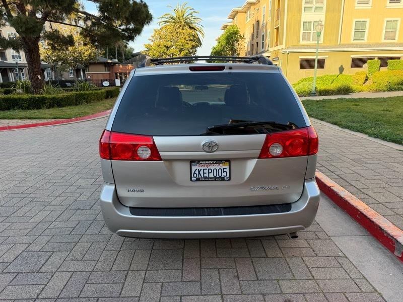 Toyota Sienna LE 7-Passenger Seating 2010