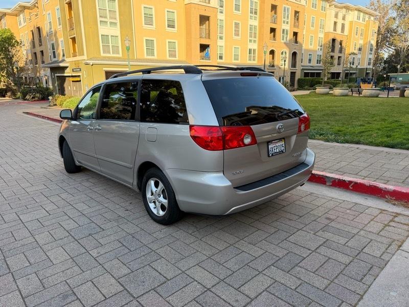 Toyota Sienna LE 7-Passenger Seating 2010