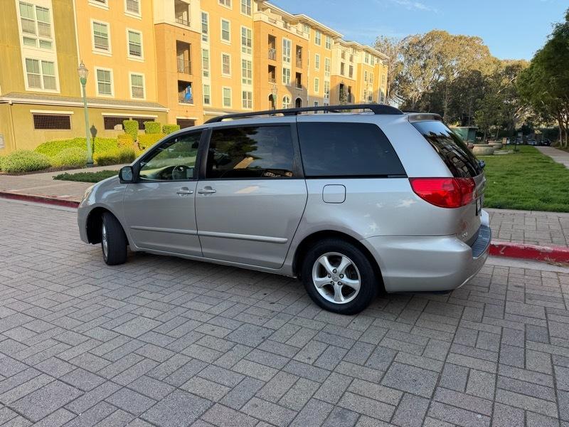 Toyota Sienna LE 7-Passenger Seating 2010