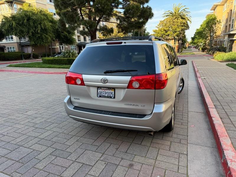 Toyota Sienna LE 7-Passenger Seating 2010