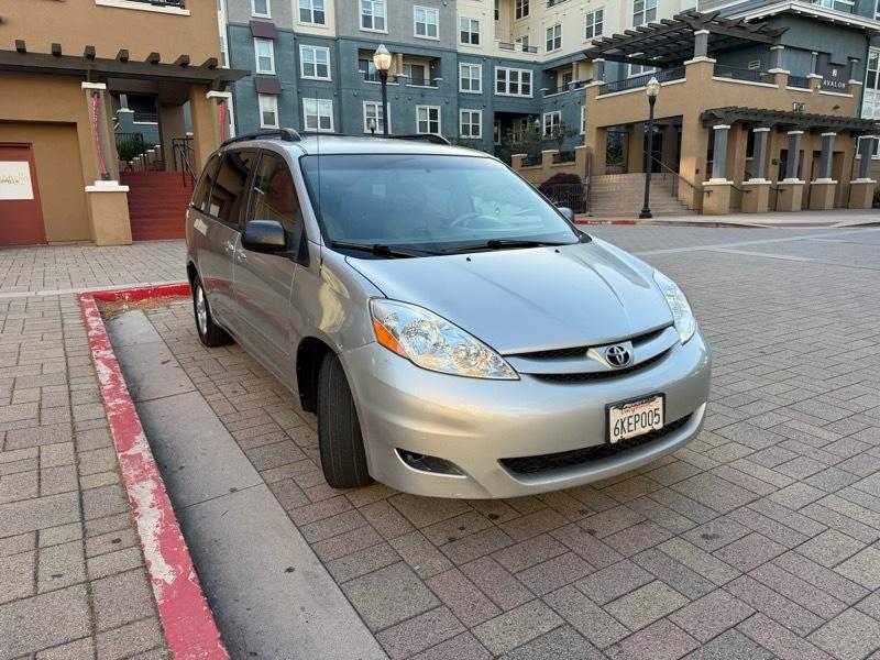 Toyota Sienna LE 7-Passenger Seating 2010