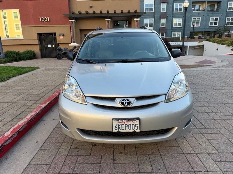 Toyota Sienna LE 7-Passenger Seating 2010