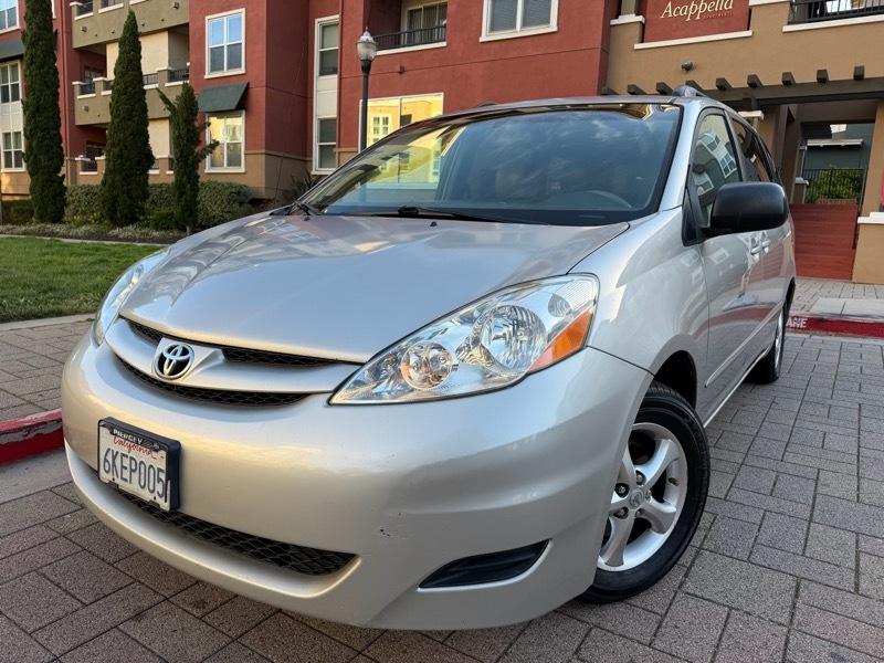 Toyota Sienna LE 7-Passenger Seating 2010
