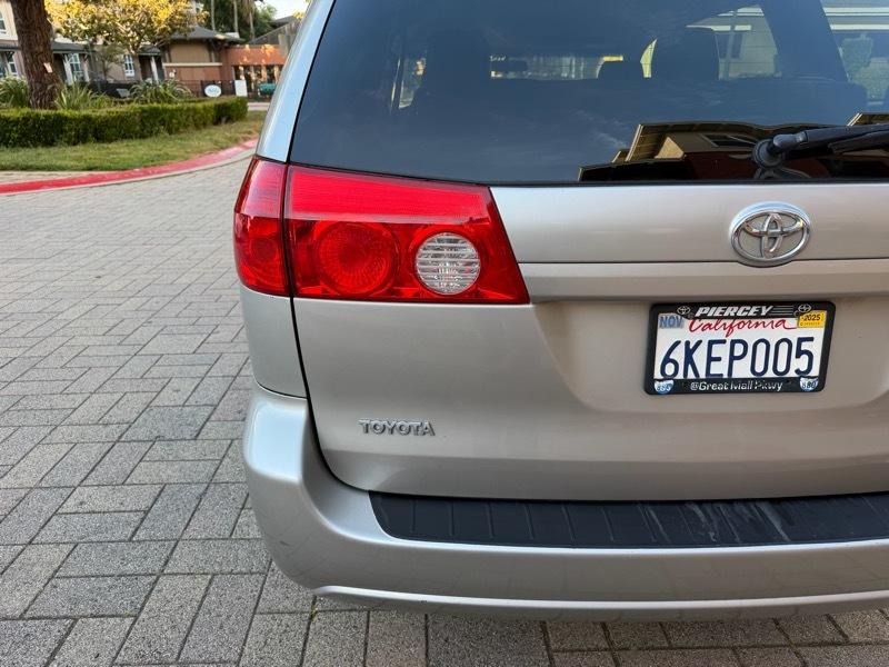 Toyota Sienna LE 7-Passenger Seating 2010