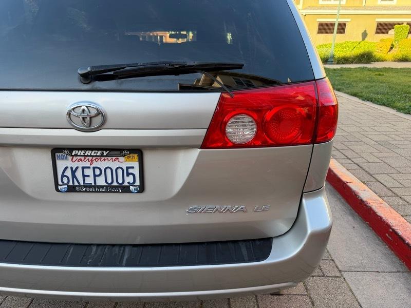 Toyota Sienna LE 7-Passenger Seating 2010
