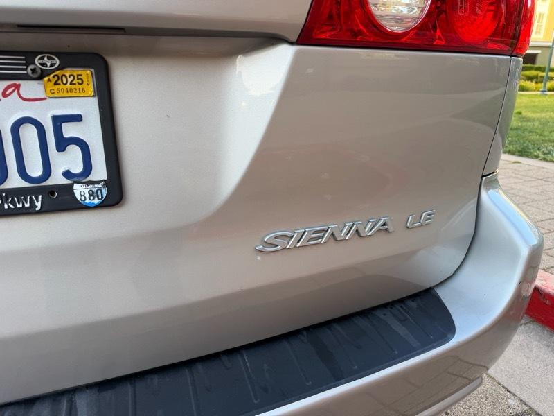 Toyota Sienna LE 7-Passenger Seating 2010