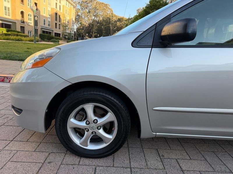 Toyota Sienna LE 7-Passenger Seating 2010