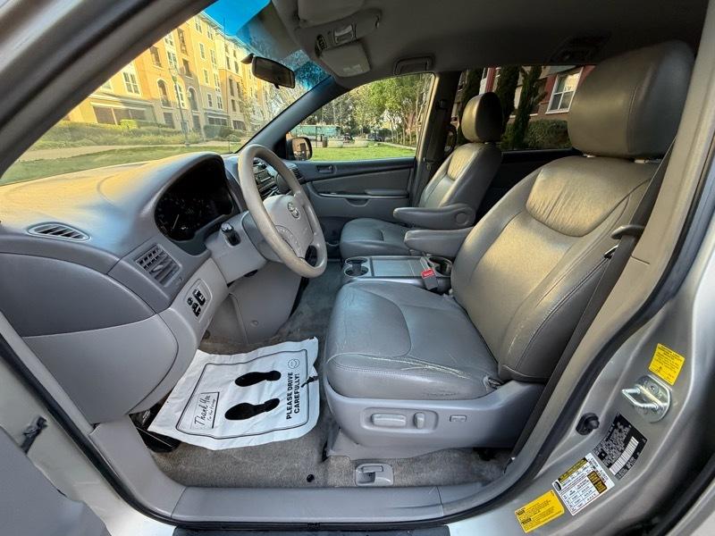 Toyota Sienna LE 7-Passenger Seating 2010