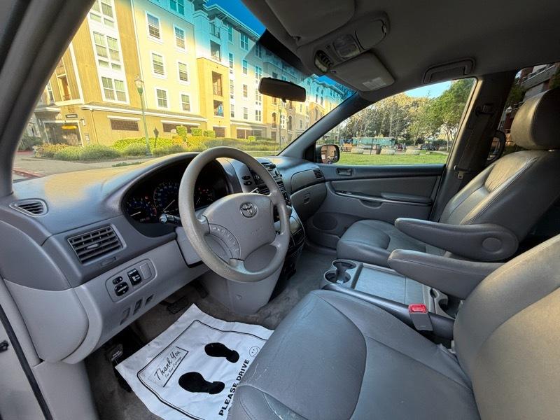 Toyota Sienna LE 7-Passenger Seating 2010